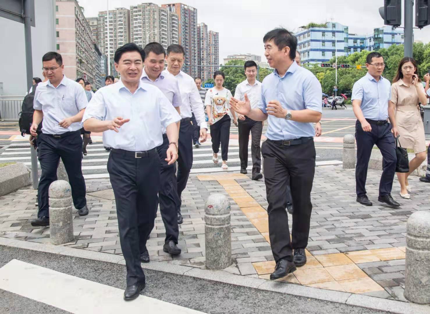 王榮書記視察有軌電車2.jpg