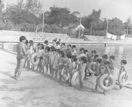 3.1977文化宮游泳培訓課，梁兆松擔任游泳教練.jpg