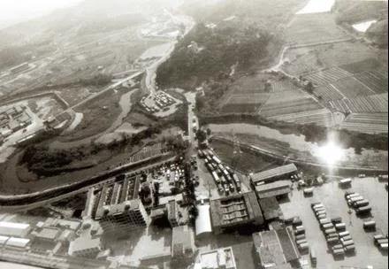 圖為90年代的文錦渡口岸，左邊的橋是1985年建成的新橋，右邊的橋為老橋。舊橋為進，新橋為出。.jpg