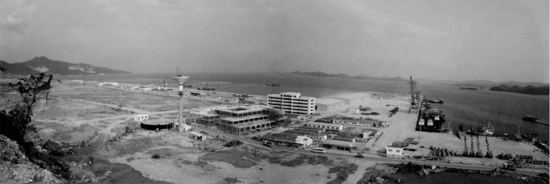 1994年7月，經國務院批準，鹽田港口岸正式啟用（圖為深圳經濟特區建立20周年征集資料）。.jpg