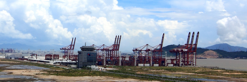 2007年底，經國務院批準，大鏟灣口岸投入營運。圖為建設中的大鏟灣碼頭（圖為甲骨文傳媒攝影）。.png
